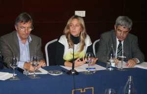 Michel Girin, ex-director del CEDRE, Garbiñe Ayensa, representante de INTECMAR, y Francisco Javier Sanz Larruga, director del Observatorio del Litoral, en un momento de la reunión.